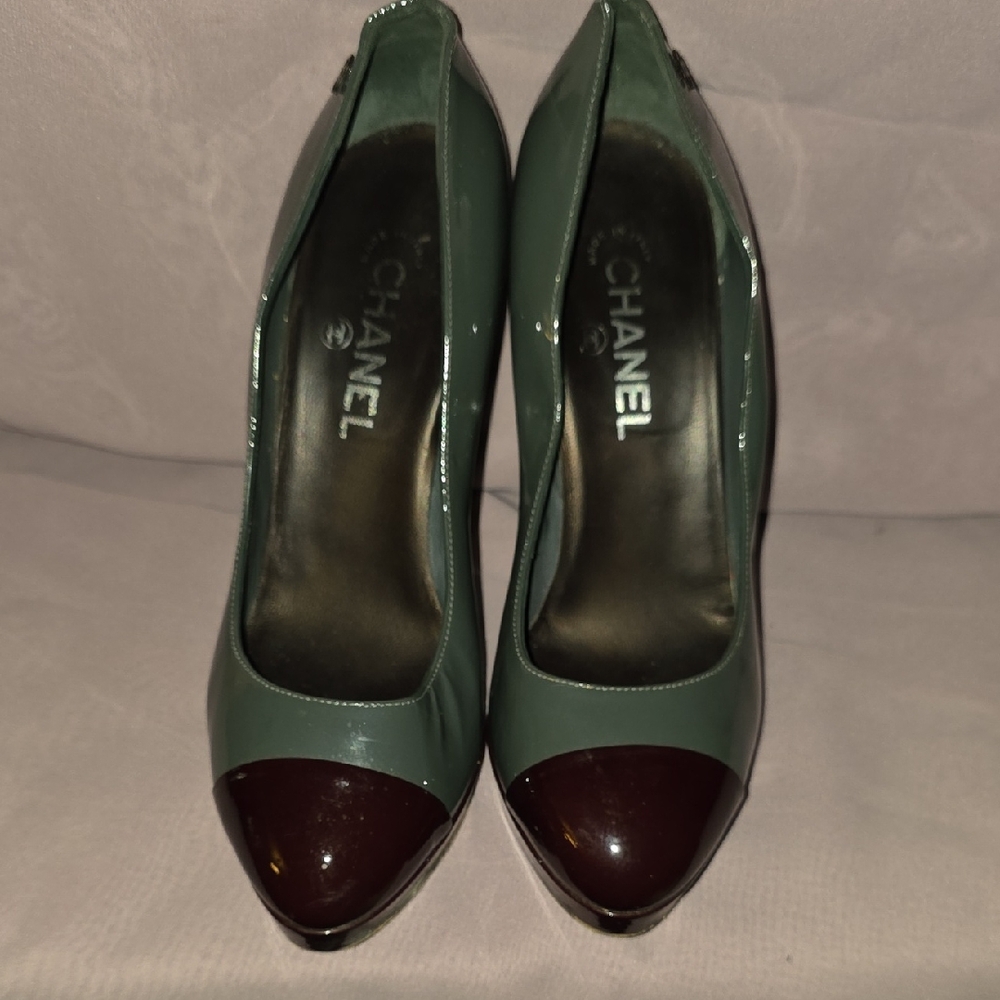 CHANEL Grey and Burgundy / Brown Patent Leather Cap-Toe Heels